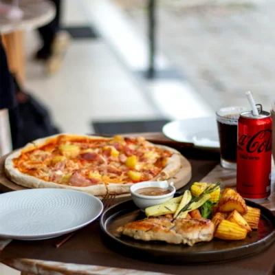 Pizza Hawai with soft drink