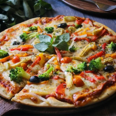 Pizza Vegetarisch Top view tilted